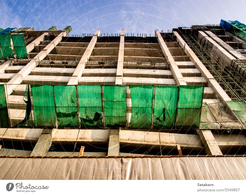 Das im Bau befindliche Hochhaus Konstruktion Gebäude unten hoch Beton Himmel blau Maschinenbau Struktur Entwicklung Aufstieg Standort Gerüst Stahl Arbeit