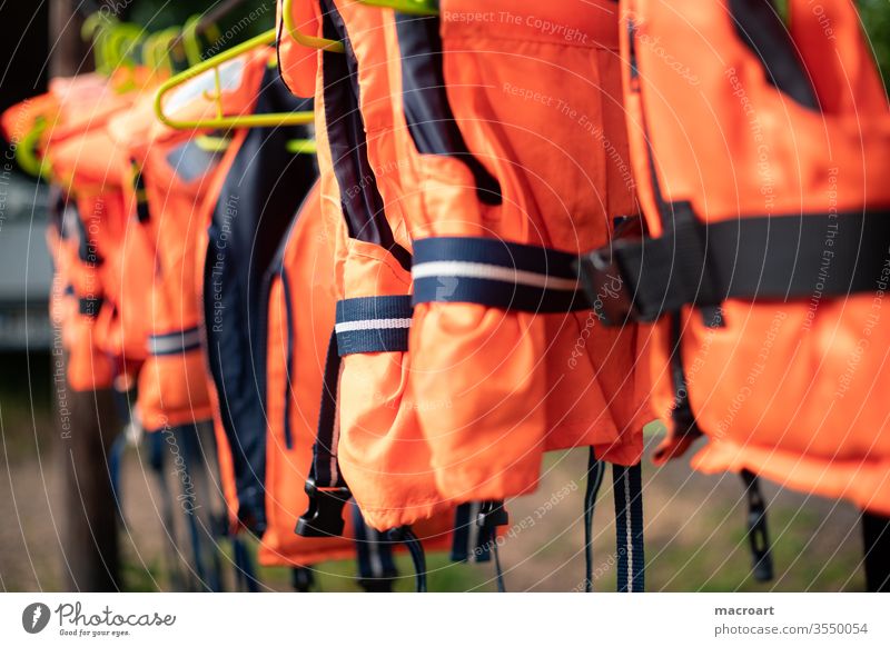 Rettungswesten rettungswesten wessten rettungsgürtel schwimmwesten sicherheit boot fahren paddeln kinder schutzwesten ertrinken nichtschwimmer schwimmen wasser