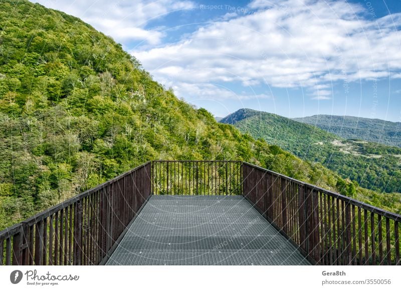 Aussichtsplattform in einer Schlucht in Georgien Batumi Kaukasus Herbst blau Niederlassungen Brücke hell Klippe Klima Wolken Farbe Konstruktion Tag Wald grün