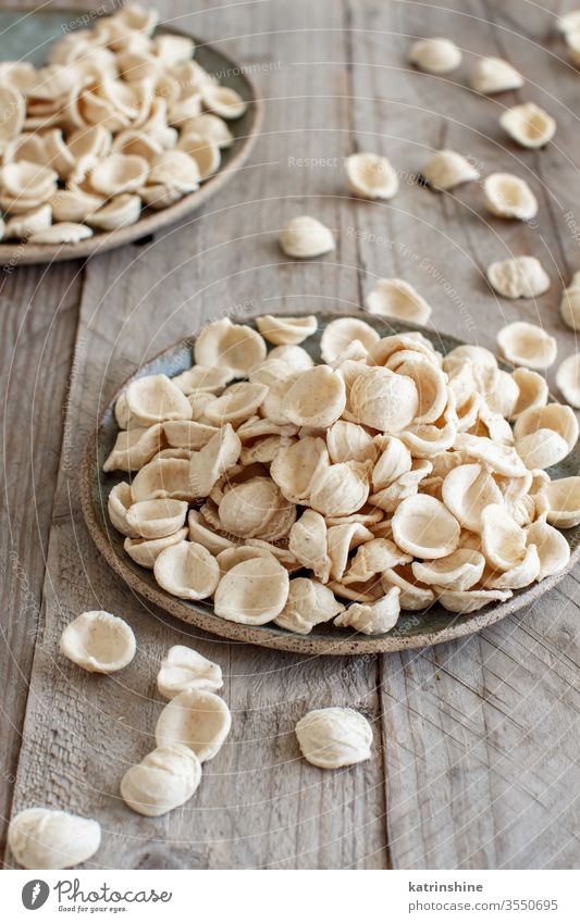 Frische rohe italienische Teigwaren Orecchiette Apulien Spätzle Italienisch frisch trocknen traditionell Bestandteil abschließen Teller Diät Mehl handgefertigt