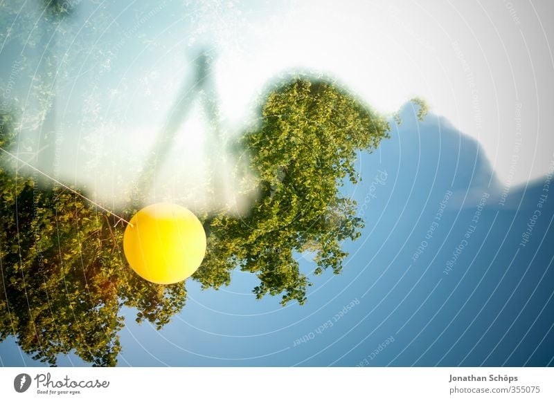 gelber Punkt Umwelt Natur Himmel Baum ästhetisch Luftballon grün blau Doppelbelichtung abstrakt Wolkenloser Himmel Blick nach oben aufwärts Farbfoto