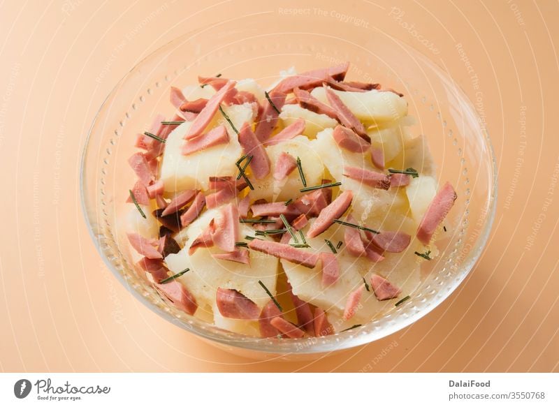 Kartoffelsalat typischer Salat in Deutschland von Kartoffeln Schalen & Schüsseln brauner Hintergrund Abendessen Lebensmittel kartoffelsalat Salatbeilage