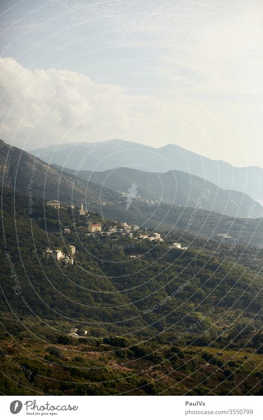 Bergdorf Küstendorf Dorf in Korsika Haute Corse Meer Ferien & Urlaub & Reisen Frankreich Insel Mittelmeer Außenaufnahme Himmel Landschaft Sommer Natur