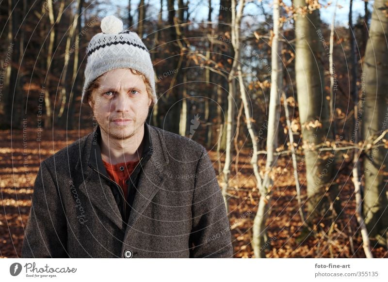 Mann im Wald maskulin Erwachsene 1 Mensch 30-45 Jahre Herbst Baum Mütze blond lustig verrückt dumm skurril Mantel Farbfoto Außenaufnahme Textfreiraum rechts Tag