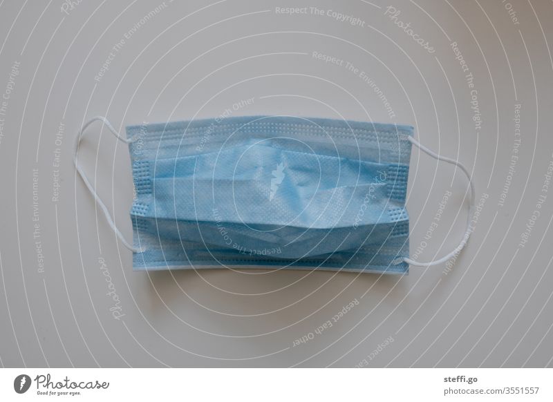 Einmalmaske, Mundschutz, Mund-Nasen-Schutz, Behelfsmaske, Atemschutz, Atemmaske, Maske gegen Viren / Corona / Covid19 auf neutralem Hintergrund covid-19 COVID19