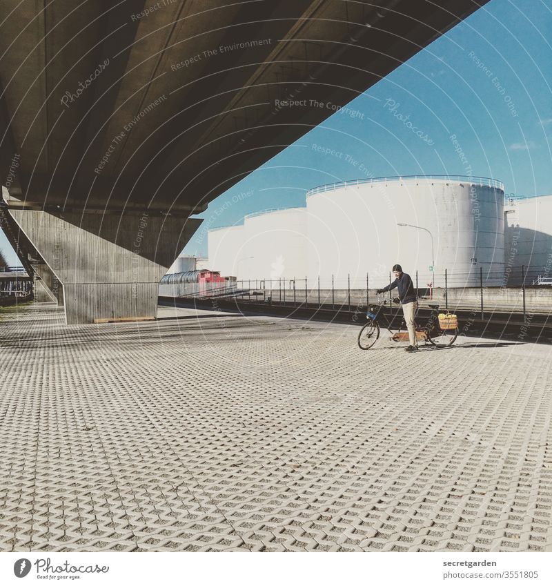 Industrieromantik unter der Brücke Tandem Fahrrad Verkehr Fahrradfahren Verkehrsmittel Straße Tag Mobilität Freizeit & Hobby Bewegung sportlich Fahrradtour