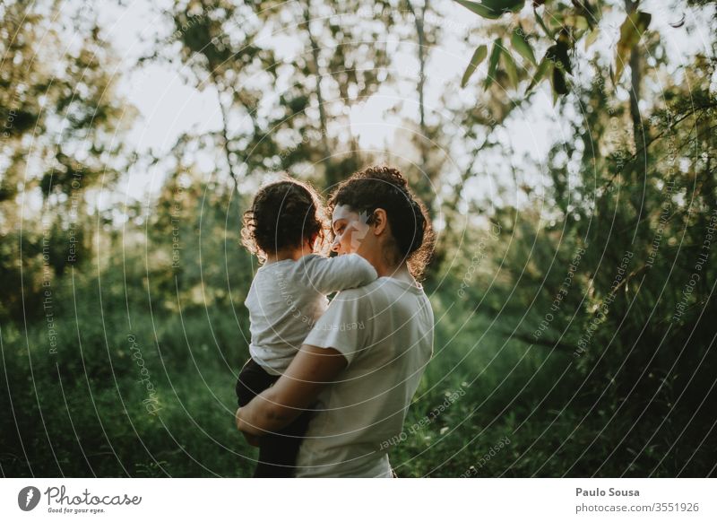 Mutter im Besitz der Tochter Mutterschaft Kind Zusammensein Zusammengehörigkeitsgefühl Liebe Familie & Verwandtschaft Eltern Fröhlichkeit Mädchen Kindheit