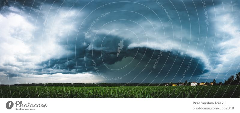 Panoramablick auf ein schrecklich dunkles Gewitter im Anmarsch 360°-Panorama Österreich nahender Sturm schlechtes Wetter Mais Gefahr dunkel dunkle Wolken