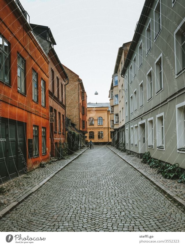 eine Straße mit bunten Häusern in Malmö, Schweden Malmoe Skandinavien Gasse Altstadt Altbau Haus Außenaufnahme Stadt Farbfoto Architektur Fassade Fenster