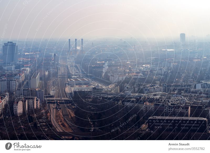 neblige Skyline von Berlin mit Autobahn Antenne Luftaufnahme Air Architektur Anziehungskraft Gebäude Großstadt Ausflugsziel Staubwischen leer Europa Europäer