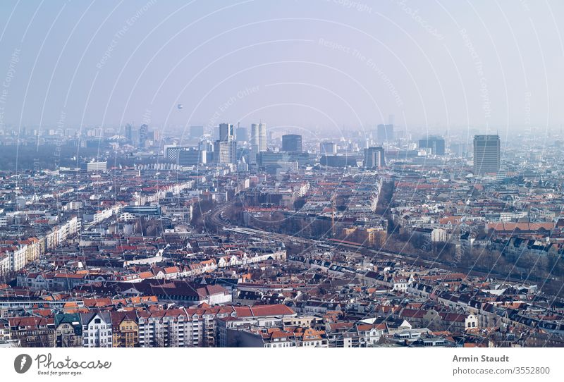 Panorama von Berlin, an einem dunstigen Tag Antenne Luftaufnahme Architektur Anziehungskraft Luftballon Gebäude Großstadt Ausflugsziel Staubwischen leer Europa