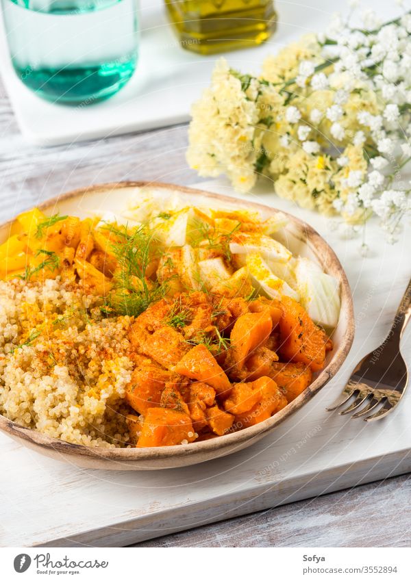 Quinoa-Schale mit Kürbis, Fenchel, Paprika Mittagessen Herbst Kurkuma Gemüse glutenfrei Schalen & Schüsseln Klingel Gesundheit Abendessen Gewürz Diät Entzug