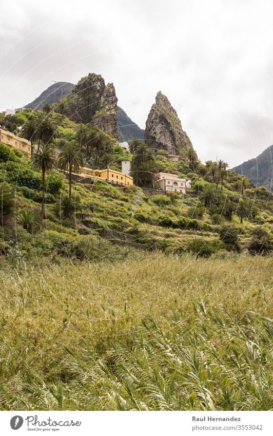 Roques De Pedro und Petra vom Tal von La Hermigua auf La Gomera aus gesehen. 15. April 2019. La Gomera, Santa Cruz de Tenerife Spanien Afrika. Reise Tourismus Fotografie Natur.