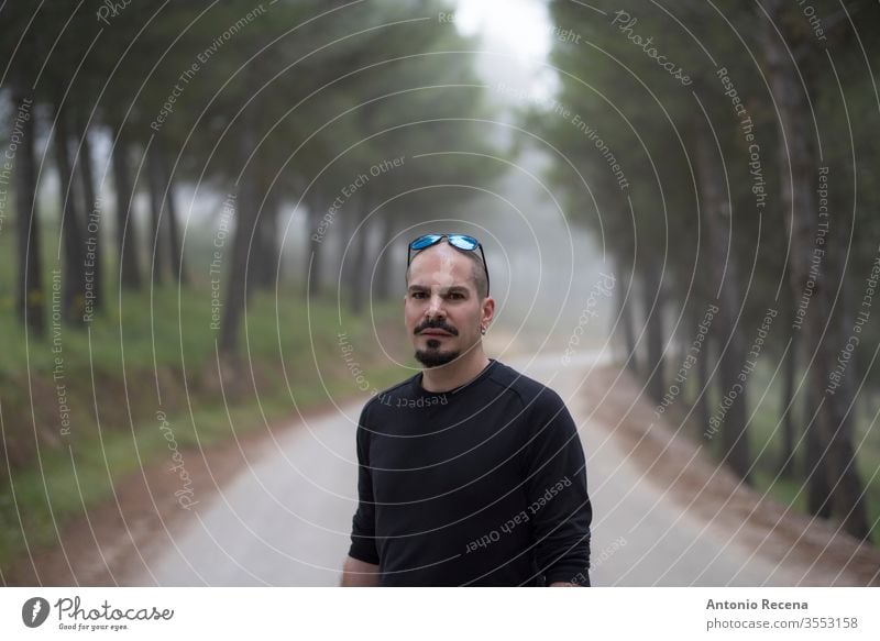 attraktiver kahlköpfiger Mann geht auf einer Wanderung durch den Wald im Freien Porträt Baum Person gutaussehend männlich Erwachsener 30s 40s Kinnbart Damenbart