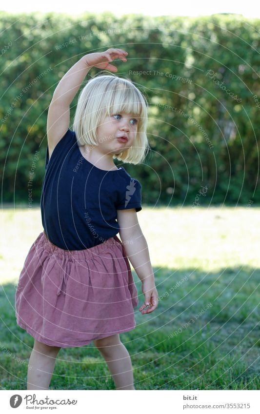 Position Ecarte Mädchen Kind klein Kleinkind Freude Spielen Kindheit niedlich Glück Aktion Bildung Kindergarten 1 Bewegung Ballerina Ballett Tanzen Ausdruck