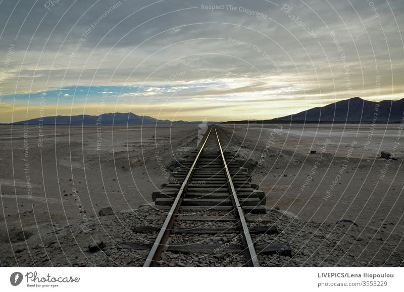 Überquerung der Eisenbahnschienen, früh morgens dürr Wolken Textfreiraum Tag Tageslicht Expedition erkunden Hohe Höhenlage Land Landschaft Licht Linie