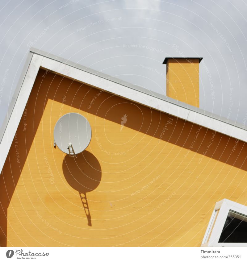 Gestaltung. Ferien & Urlaub & Reisen Satellitenantenne Himmel Wolken Dänemark Haus Architektur Ferienhaus Mauer Wand Fenster Dach Schornstein ästhetisch eckig