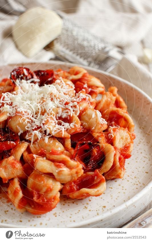 Süditalienische Pasta-Orecchiette mit Tomatensauce und Cacioricotta-Käse Spätzle Italienisch Apulien Saucen sugo abschließen weiß hölzern gekocht Küche Diät