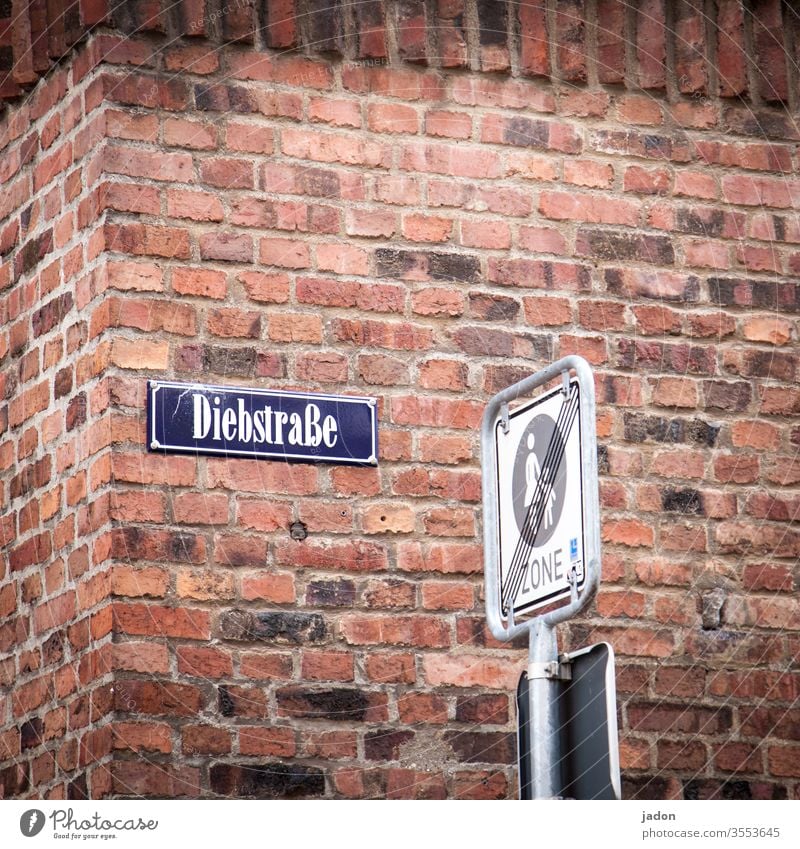 sicherheitshinweis. Strassenschild Straßennamenschild Schilder & Markierungen Wand Mauer rot Hinweisschild Warnschild Menschenleer Verkehrszeichen Diebstahl