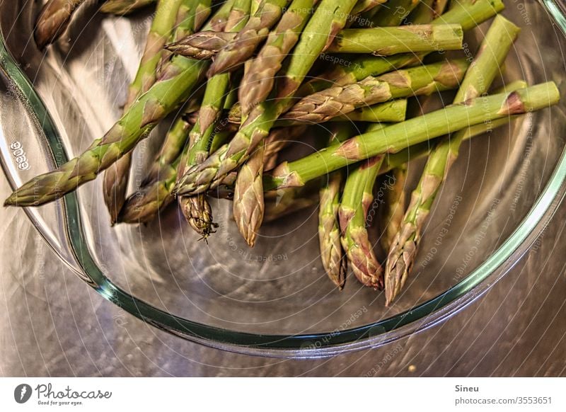 grüner Spargel Spargelspitzen Frühlingsessen gesund Gemüse Frühlingsgemüse Vegetarische Ernährung Spargelzeit Gesunde Ernährung Lebensmittel Bioprodukte kochen