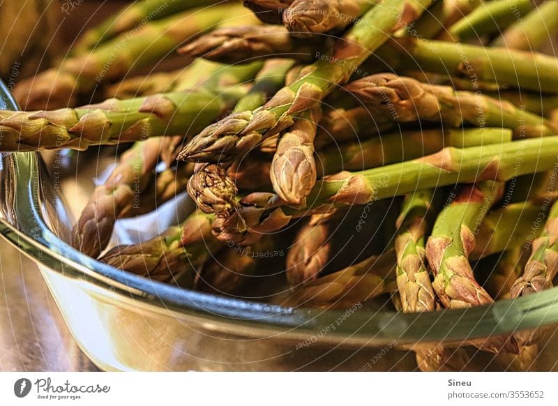 grüne Spargelspitzen grüner Spargel Frühlingsessen gesund Gemüse Frühlingsgemüse Vegetarische Ernährung Spargelzeit Gesunde Ernährung Lebensmittel Bioprodukte