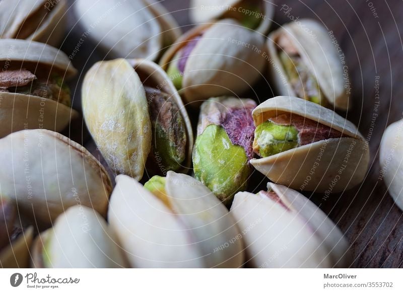 Pistazien mit Schale Pistazien mit Muscheln Pistazienschalen Pistazie mit Schale Nut Lebensmittel Snack Muttern Gesundheit Samen gesalzen Panzer Haufen Frucht