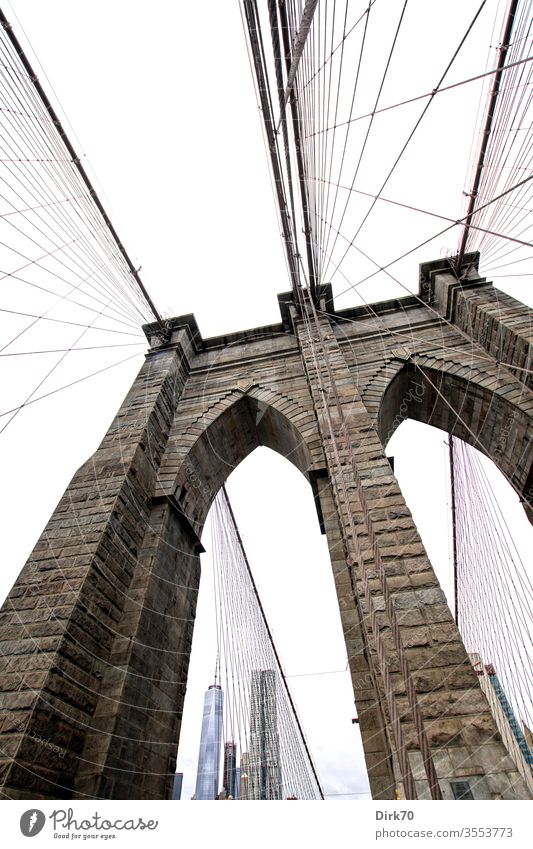 Brooklyn Bridge mit One World Trade Center im Hintergrund New York City Hochhaus USA Skyline Manhattan Wahrzeichen Sehenswürdigkeit Außenaufnahme Farbfoto