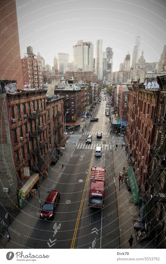 800: Blick von der Manhattan Bridge entlang Madison Street Richtung World Trade Center New York City New York State Stadt USA Skyline Hochhaus Amerika