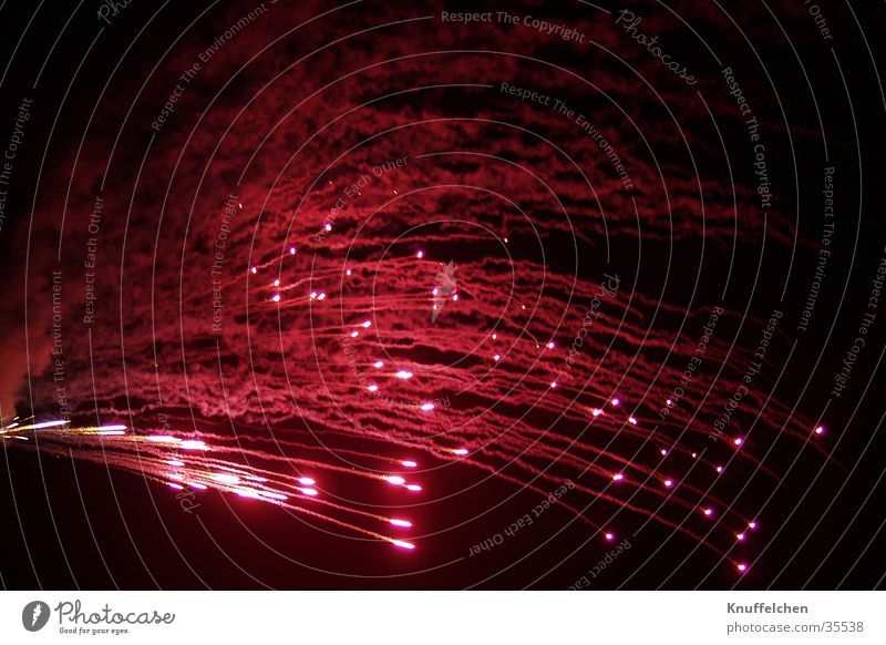 Feuerwerk mal quer rot Explosion Langzeitbelichtung Querschläger Funken