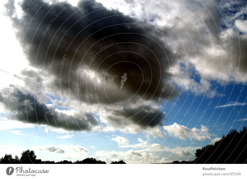 Dunkle Wolken I dunkel Himmel blau