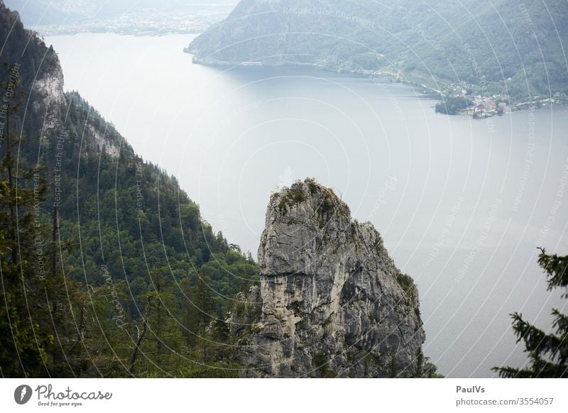 Alpensee Blick über Hoisen nach Traunkirchen am Traunsee in Oberösterreich Salzkammergut Salzkammergutseen Traunstein Traunseeufer Traunseeblick See Ostalpen