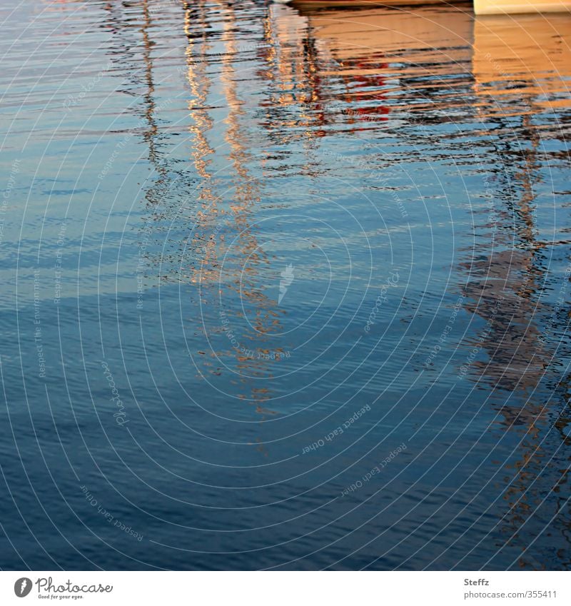 verzerrte Wahrnehmung abstrakt Spiegelung Ostsee Verzerrung Spiegelbild Wolkenloser Himmel Küste Wasser blaues Wasser Meeresstimmung Surrealismus Hafen