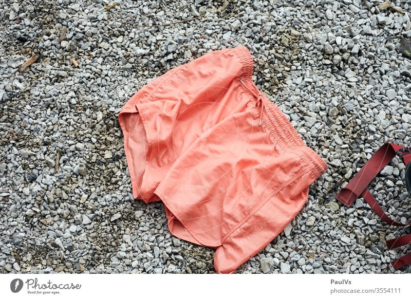 Badehose liegt am Strand lachsfarben badehose strand Stillleben Sommer Hose Badehosen Schwimmen & Baden Tourismus Sommerurlaub Außenaufnahme ins Wasser fallen