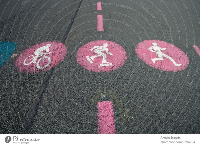 rote Straßenmarkierung für Fahrräder, Skater und Jogger Sport Zeichen Fahrrad Ikon Symbole & Metaphern Hintergrund Vorsicht Zyklus Regie Laufwerk Hobby