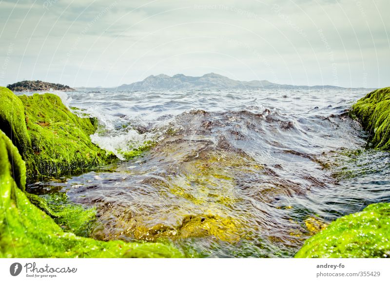 Meer Ferien & Urlaub & Reisen Insel Wellen Berge u. Gebirge Landschaft Wasser Himmel Gewitterwolken Horizont Sommer schlechtes Wetter Sturm Küste Seeufer Bucht