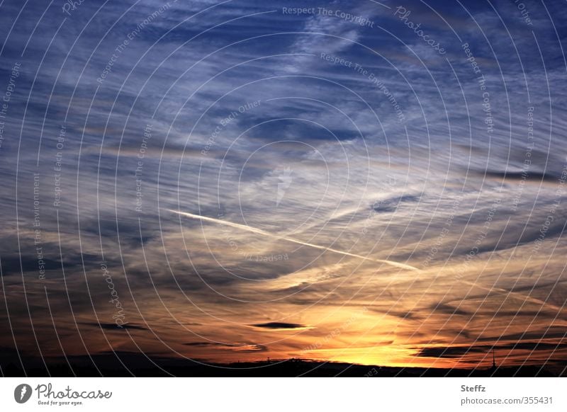 sommerliche Abendruhe Abendstille Abendhimmel Sehnsucht Himmelsszene Abendlicht Abendsonne Kondensstreifen Abendrot Sommerabend Wolkenhimmel Abendstimmung