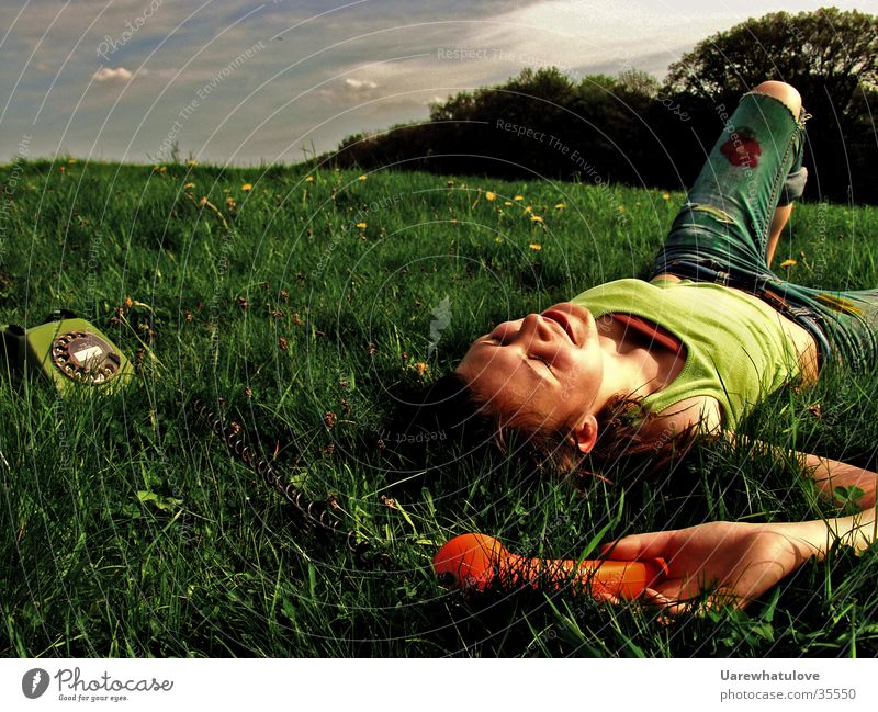 Disconnect Yourself to the Natur Wiese Telefon Unbeschwertheit spontan Stil Fröhlichkeit Frau Freiheit Bodenbelag lachen