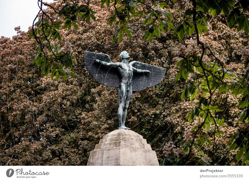 Otto Lilienthal-Denkmal in Berlin Blick nach oben Blick nach vorn Vorderansicht Ganzkörperaufnahme Oberkörper Porträt Starke Tiefenschärfe Kontrast Schatten