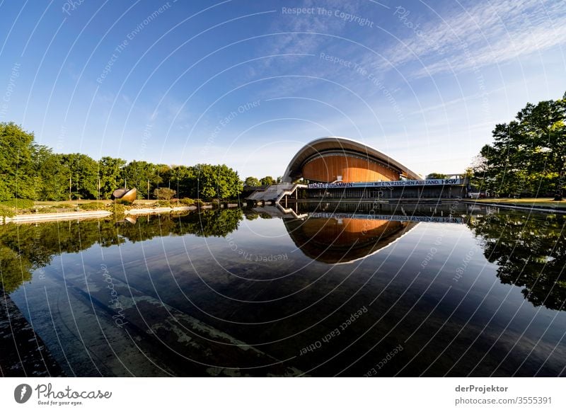 Kongresshalle (Schwangere Auster) in Berlin Zentralperspektive Spiegelbild mehrfarbig Außenaufnahme Morgendämmerung Totale Sonnenlicht Licht Textfreiraum rechts