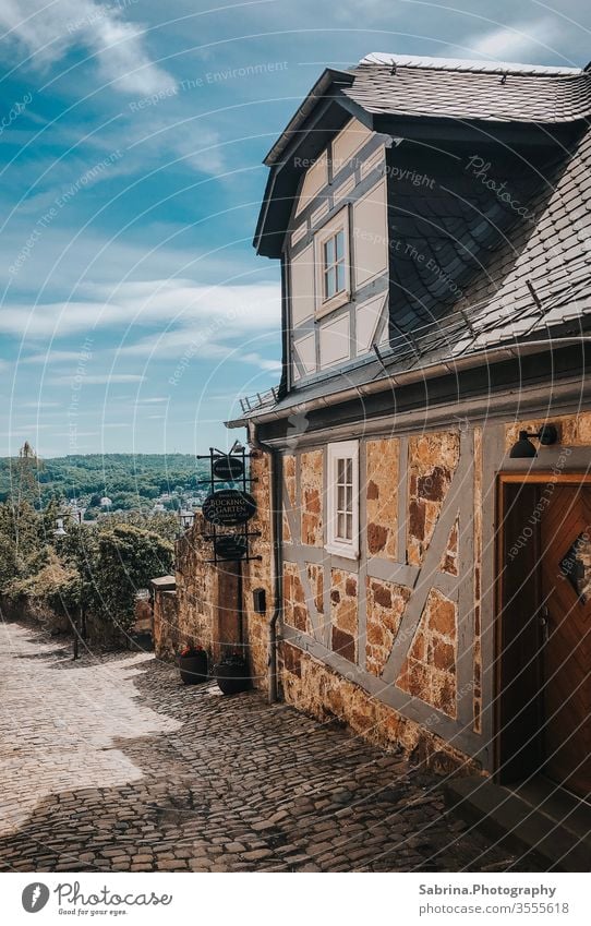 Restauriertes Fachwerkhaus in Marburg in der Nähe des Marburger Schlosses, Deutschland Europa Menschenleer Hessen Außenaufnahme Farbfoto Stadt Architektur