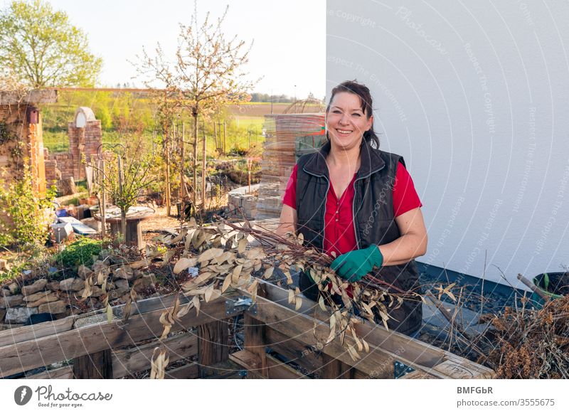 Frau beim Anlegen eines Hochbeetes Garten Gartenarbeit lachen lächeln Paletten Gartenhandschuhe Natur entspannen hobbygärtner Freizeit & Hobby Umwelt