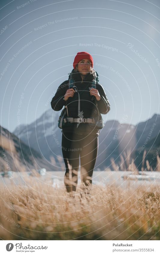 #As# Frau an See am Stehen Ausflug Bergkette Abenteuer Umwelt Verschlussdeckel Mützenmädchen Farbfoto Autoreise Reisefotografie reisen Ausflugsziel Reiseroute