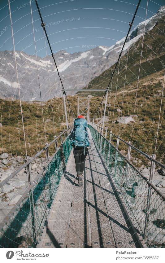 #As# BrückenLäufer*in Ausflug Bergkette Abenteuer Umwelt Verschlussdeckel Mützenmädchen Farbfoto Autoreise Reisefotografie reisen Ausflugsziel Reiseroute