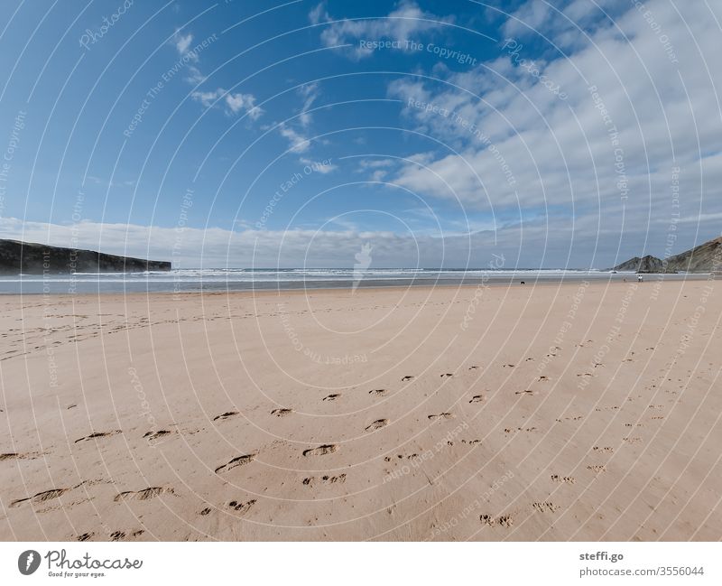 Weitwinkelaufnahme am Sandstrand mit Felsen und blauem Himmel Strand Felsalgarve Küste Meer Ferien & Urlaub & Reisen Natur Landschaft Wasser Reisefotografie