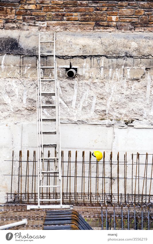 Baustelle mit Aluleiter, Armierungseisen und gelbem Helm Schutzhelm Farbfoto Arbeit & Erwerbstätigkeit Arbeitsbekleidung Sicherheit Wand alte Wand unfertig