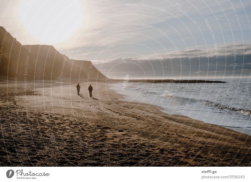 Menschen an der Küste von Bovbjerg in Dänemark bei Gegenlicht Skandinavien Europa Felsen Felsküste Steilküste Klippen Strand Ferne Horizont weite Spaziergang