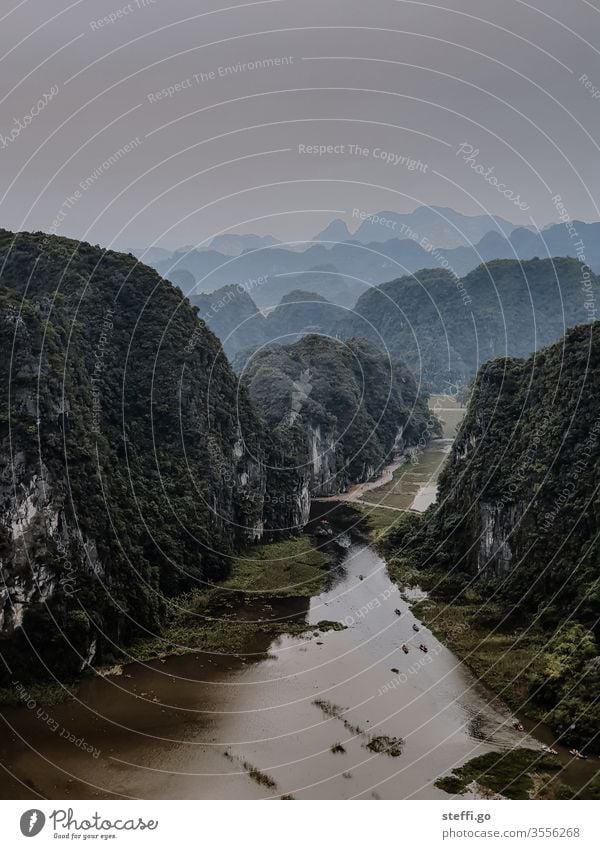 Ausblick auf die Fels- und Karstlandschaft von Ninh Binh in Vietnam; trockene Halongbucht Karstberge Trockene Halong-Bucht Felsen Berge u. Gebirge Halong Bay