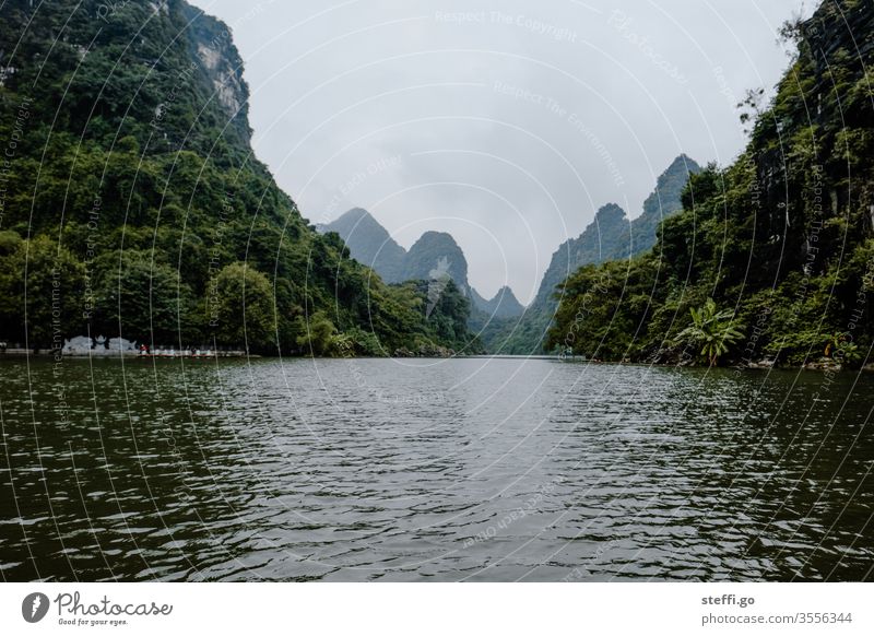 Wasserlandschaft zwischen Bergen und Felsen in Ninh Binh, Vietnam Karst Karstlandschaft Karstberge trockene Halongbucht Trockene Halong-Bucht Berge u. Gebirge