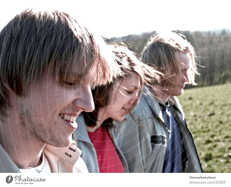 Freunde Zusammen gehen Freundschaft Licht Zusammensein Menschengruppe Freude Bewegung Wind lachen