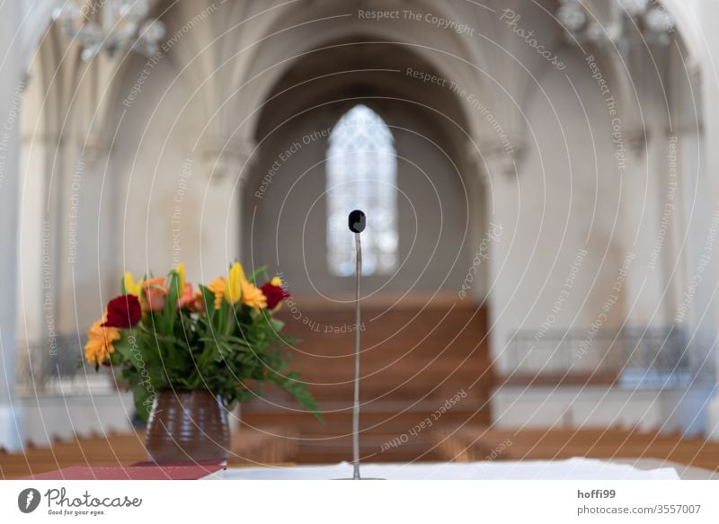 Altar mit Blumen ud Mikrofon vor leerer Gemeinde Kirche Blumenstrauß Kirchenraum Menschenleer Leerraum Lockdown Corona-Virus Schutz Infektionsgefahr coronavirus